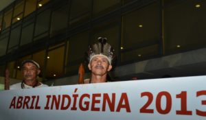 Faixa do Abril Indígena em frente ao Planalto. Foto: Valter Campanato/Agência Brasil