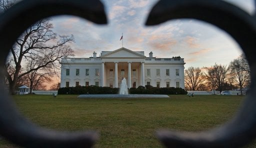 Bomba de fumaça é lançada no jardim da Casa Branca
