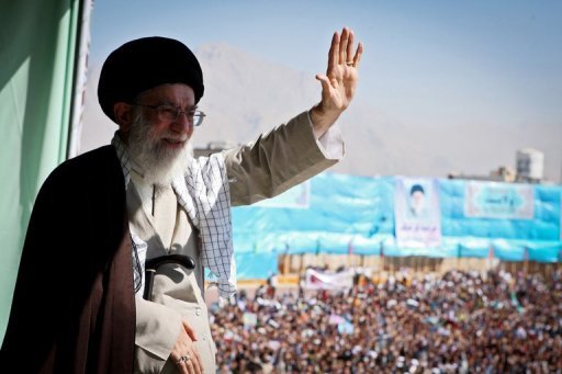 Aiatolá Khamenei pede vingança em funeral de cientista
