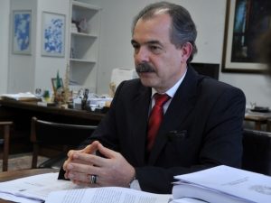 Doutor em economia, Mercadante assume a Educação