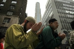 Mesquita e loja são alvos de ataque