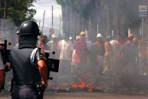 Clima de guerra na ocupação Pinheirinho