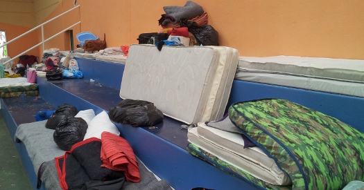 Em abrigos, ‘paredes’ são erguidas com lona ou de sacos de lixo