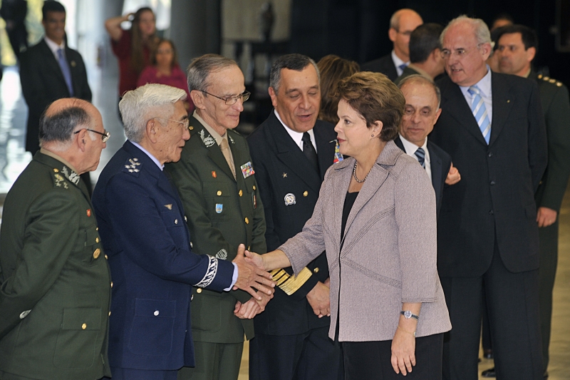Militares pedem que Dilma desautorize ministras