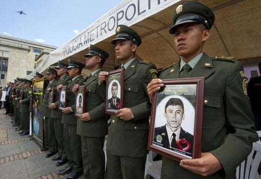 Farc anuncia libertação de 10 reféns e fim dos sequestros de civis