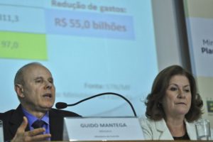 Aumento de renda das famílias muito pobres indica saída de programas assistenciais