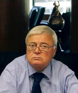 Ricardo Teixeira anuncia que permanece na cabeça da CBF
