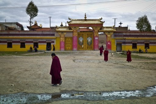 Monge tibetano pratica imolação em protesto