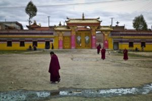 Monge tibetano pratica imolação em protesto