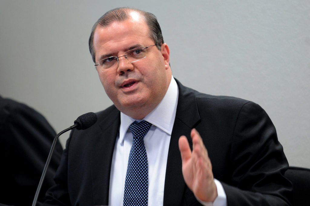 Falta uma política bancária ao país