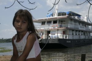 Sem dinheiro, barco-hospital pode deixar ribeirinhos à deriva