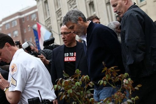 George Clooney é preso em protesto contra governo do Sudão
