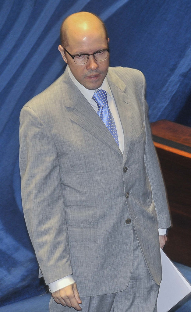 Caiu a cabana do “pai Demóstenes” 