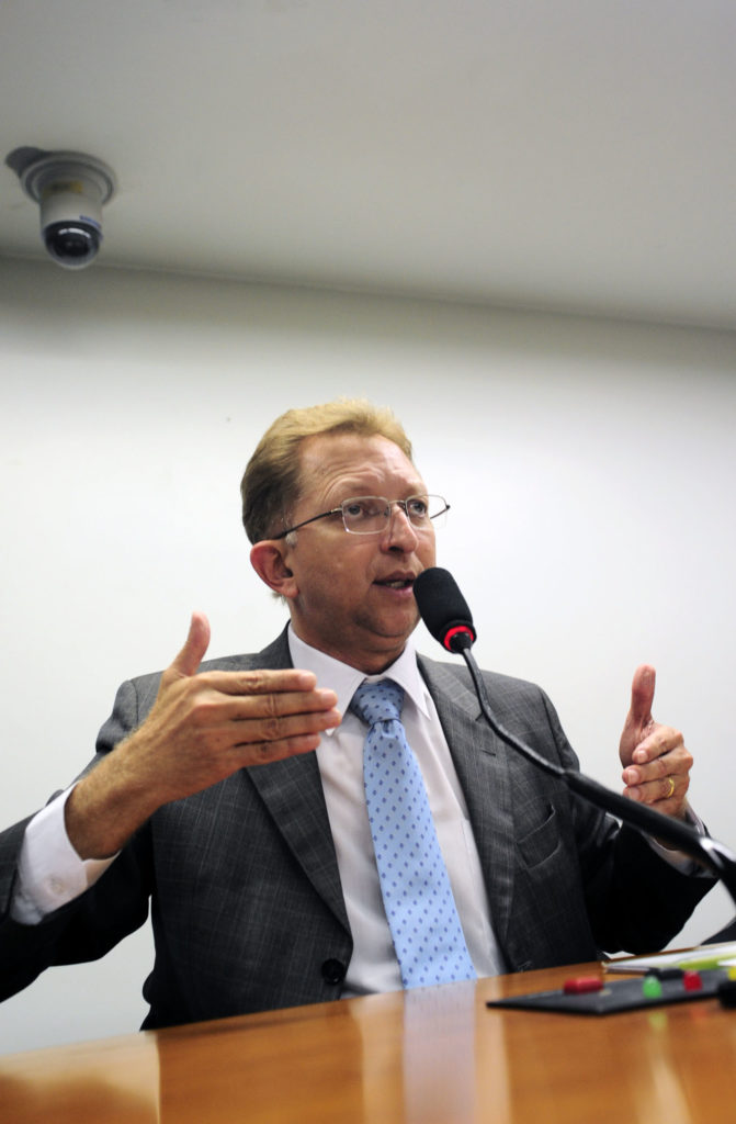 Evangélicos e ruralistas podem selar casamento