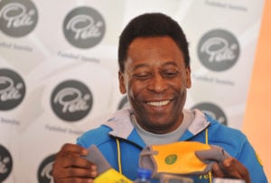 Pelé celebra aniversário de 81 anos e Santos presta homenagem