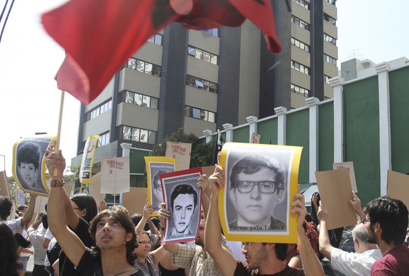 Movimentos protestam na frente da casa de acusados de tortura