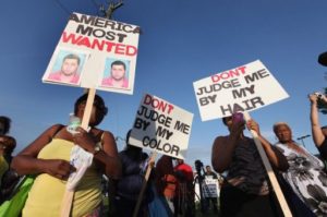 Negros pedem justiça só 'quando chegam as câmeras'