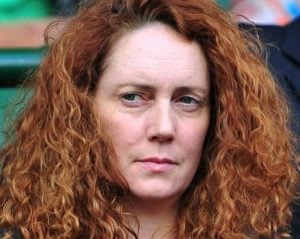 Seis prisões por escândalo de escutas do tabloide de Rupert Murdoch