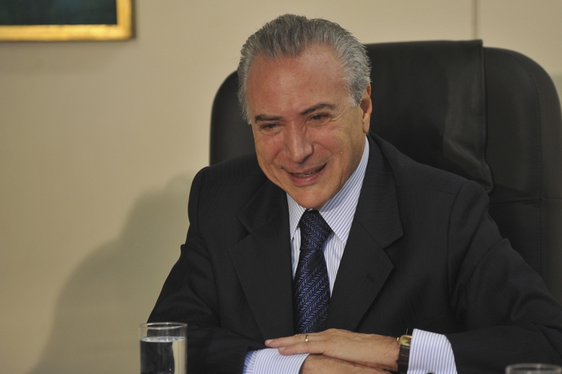 Isolado em SP e pressionado em Brasília