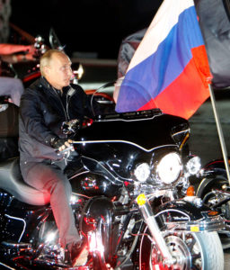 O czar chega de moto