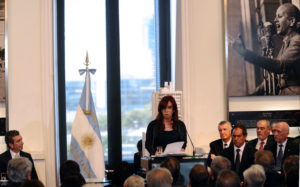 Espanha reage à decisão de expropriar petrolífera YPF