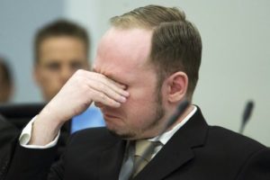 Atirador se declara inocente e sauda tribunal com punho direito