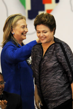 Esforço de Dilma contra corrupção cria padrão mundial, diz Hillary