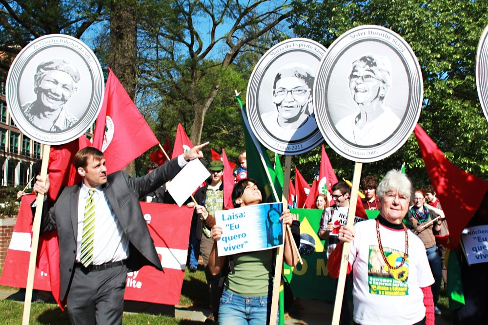 Na visita de Dilma, manifestantes relembram mártires da Amazônia