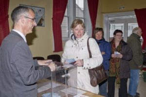 Franceses vão às urnas para escolher entre Hollande e Sarkozy