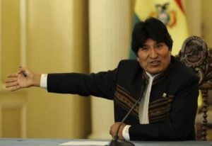 Senador da oposição pede asilo na embaixada do Brasil
