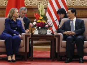 Hillary Clinton encerra visita a China após acordo sobre dissidente