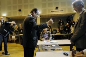 França: socialista François Hollande é eleito presidente, diz boca de urna