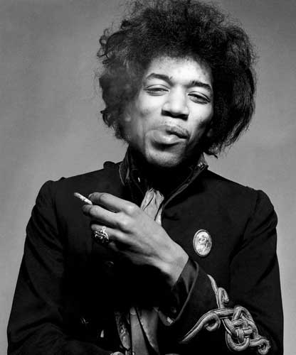 Jimi Hendrix en foto blanco y negro fuma un cigarro