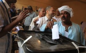 Egípcios retomam votação presidencial