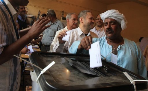 Egípcios retomam votação presidencial
