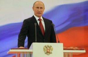 Putin assume novamente presidência em meio a protestos
