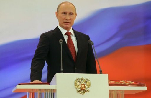 Putin assume novamente presidência em meio a protestos