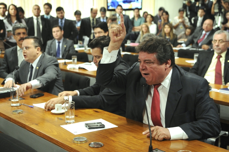 Silêncio de Demóstenes causa tumulto na CPI