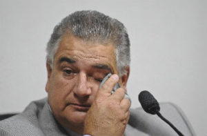 Ex-auxiliar de Agnelo chora e nega aliança com Cachoeira