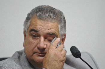 Ex-auxiliar de Agnelo chora e nega aliança com Cachoeira