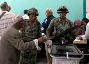 Após dissolução do Parlamento, militares assumem poder legislativo