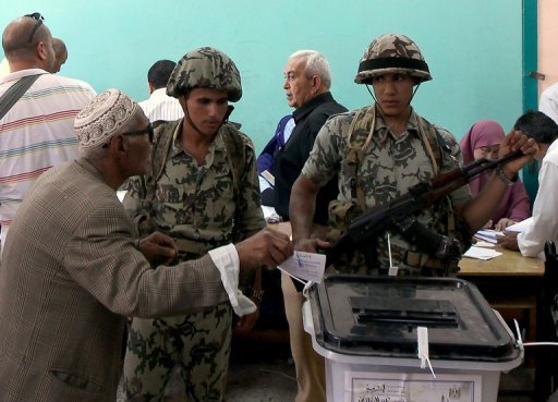 Após dissolução do Parlamento, militares assumem poder legislativo