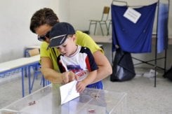 Grécia vai às urnas sob olhar atento do mundo