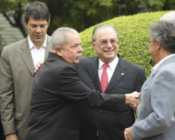 Haddad ao fundo, Lula e Maluf na casa do deputado federal, nesta segunda-feira 18. Foto: Rodrigo Coca/Fotoarena/Folhapress 