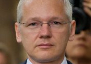 Assange pede asilo à embaixada do Equador em Londres