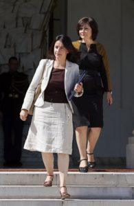 Mon Dieu, ministra francesa usa vestido no Parlamento