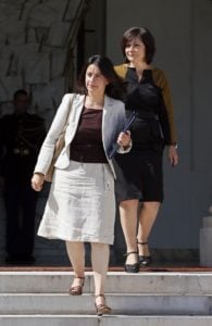 Mon Dieu, ministra francesa usa vestido no Parlamento