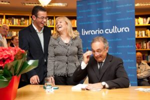 Fotos mostram 'manifestante' tietando tucanos