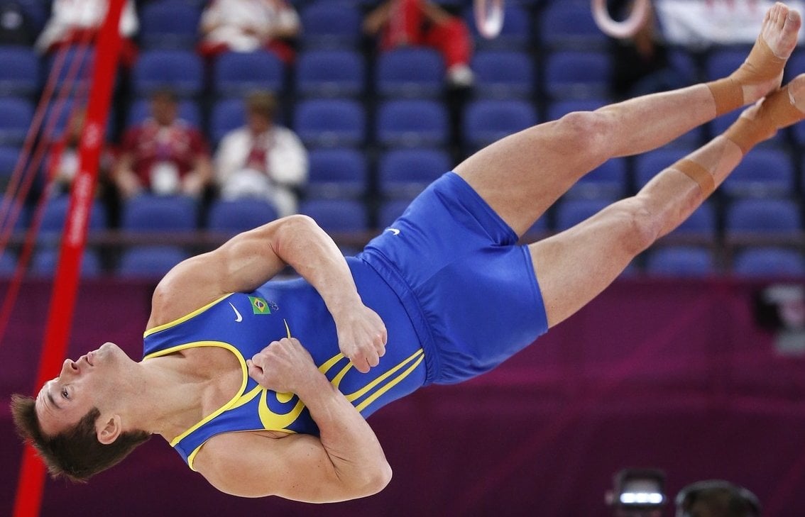 Diego Hypólito momentos antes de cair de cabeça no ginásio de Londres. Chamá-lo de perdedor é desqualificar injustamente o atleta que desbravou a ginástica olímpica masculina no Brasil. Foto: AFP 