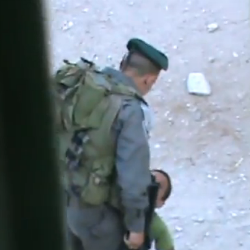 Israel vai investigar vídeo em que soldado chuta criança de 9 anos